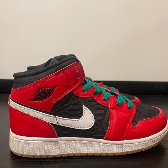 Athletic_Shoes